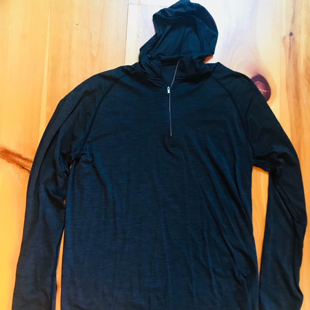 Men’s lululemon athletica hooded long sleeve.